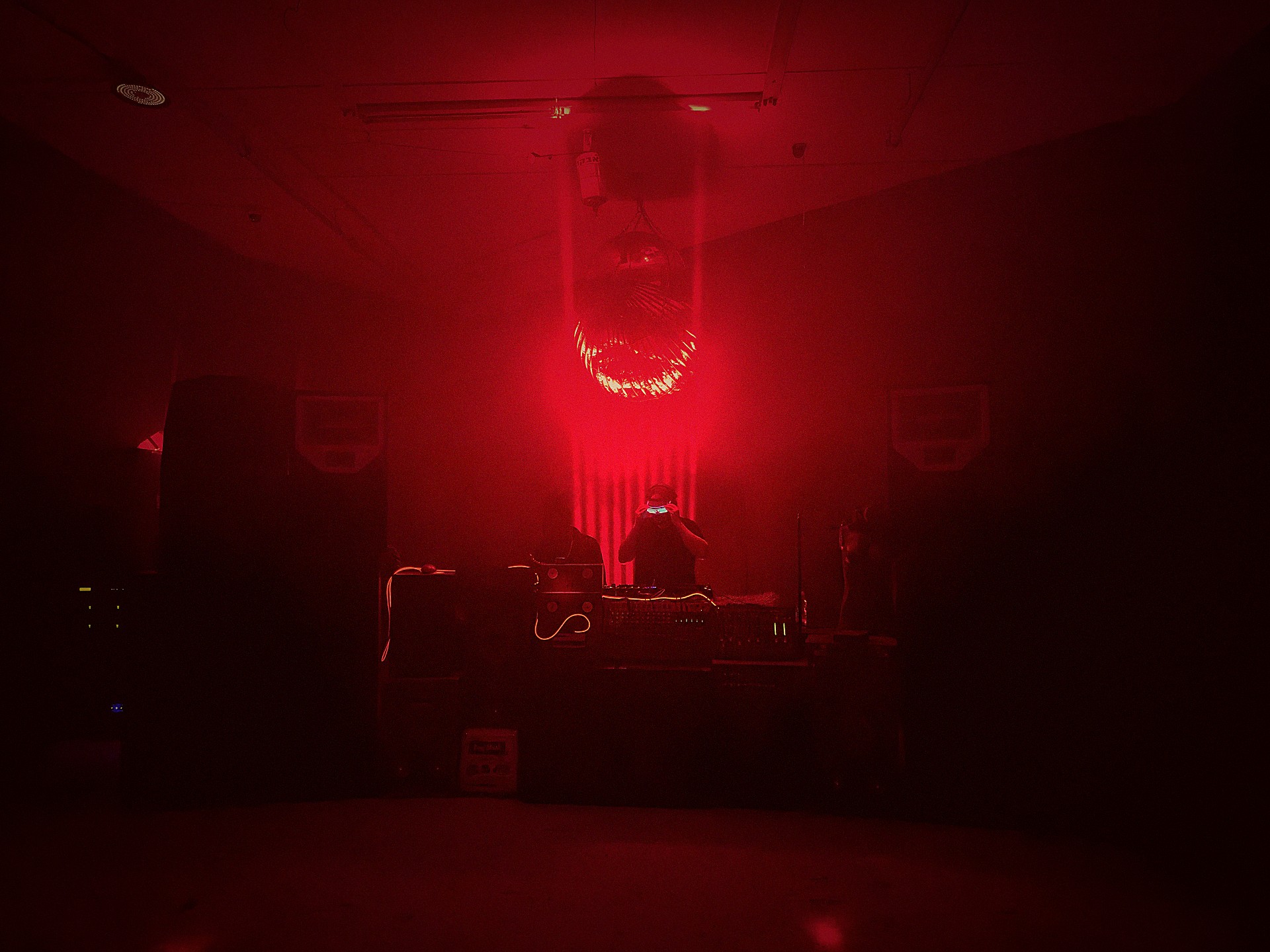Meed / Syde silhouette under red stage lighting